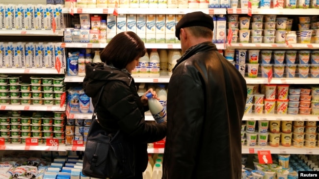 Rusiyalılar getdikcə daha çox yüksək istehlak qiymətləri və əməkhaqqında durğunluqdan şikayətlənirlər.